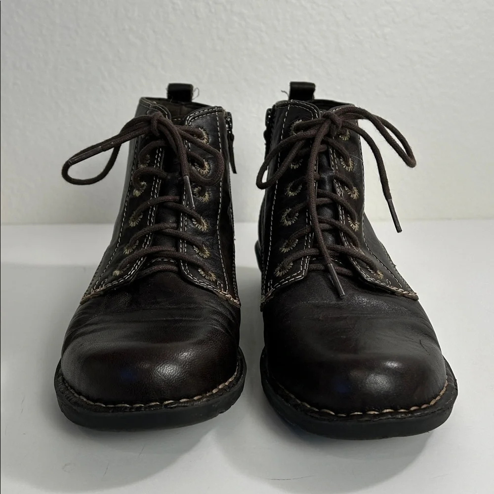 Clark’s Dark Brown Leather Bendables Size 8 **WIDE Lace Up Ankle Boots